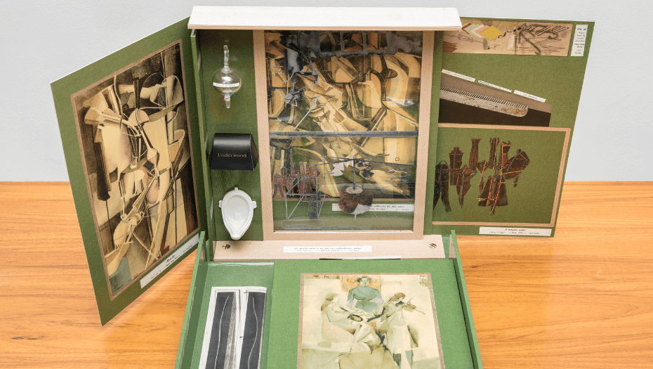 Ativação da obra Boîte-en-Valise, 1935-41 (fac-símile), de Marcel Duchamp