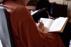 NA BIBLIOTECA: OFICINA DE ESCRITA CRIATIVA