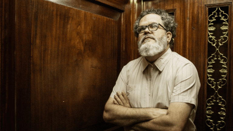 MÚSICA NA CASA | ‘Boneca Russa’, com Romulo Fróes